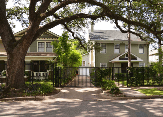 picture of garage apartment behind Houston house